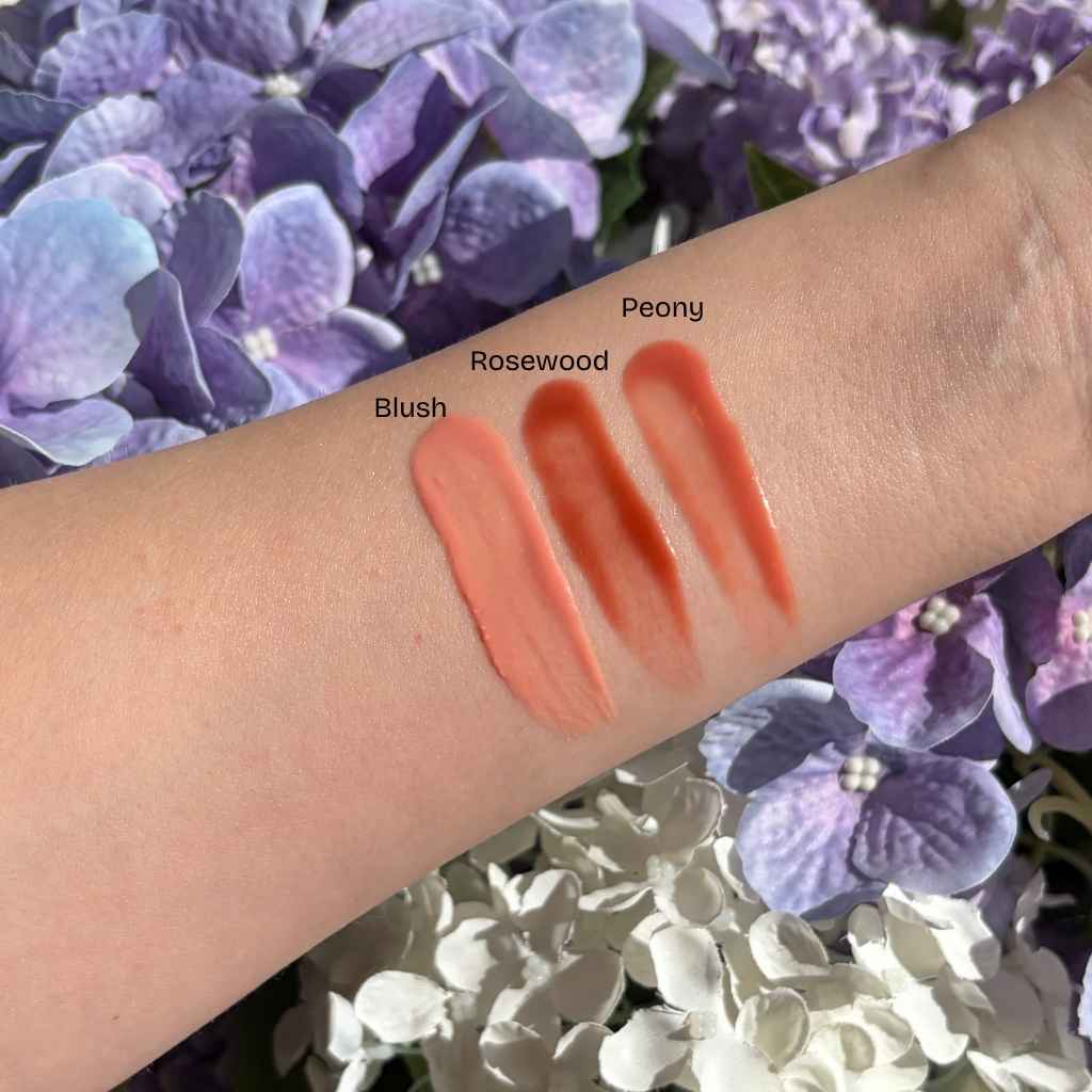 Huuliseerumi INIKA Organic Tinted Lip Serum sävyt iholla